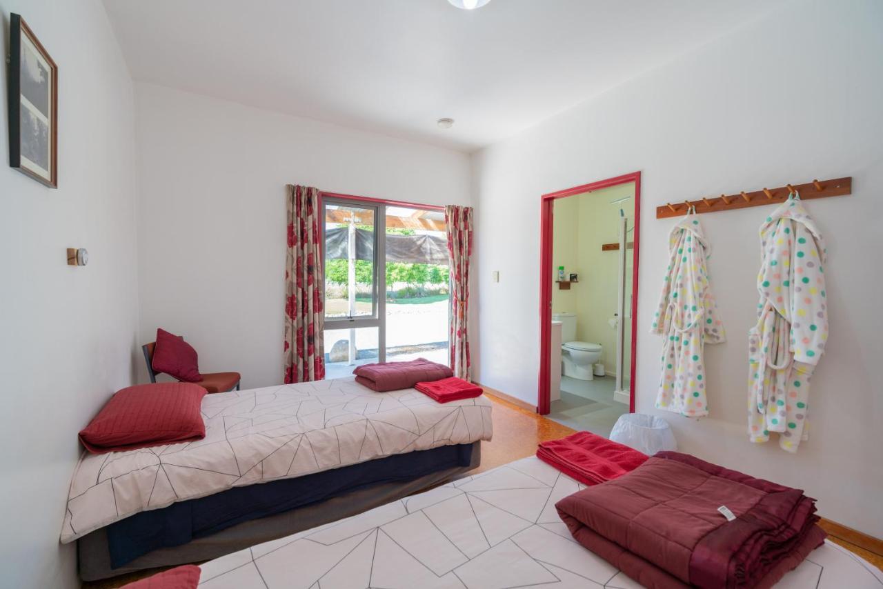 Bob & Maxines Backpackers Hostel Te Anau Ngoại thất bức ảnh