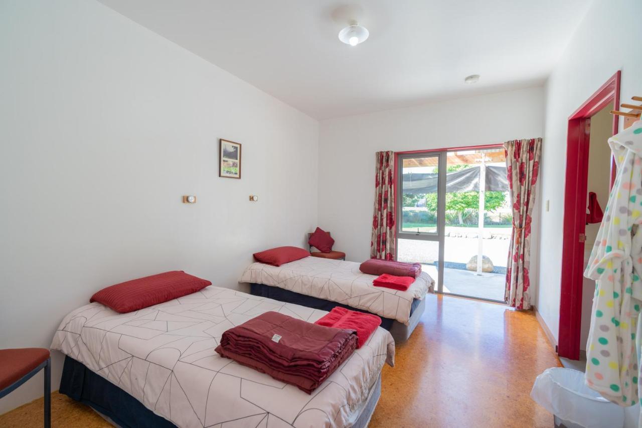 Bob & Maxines Backpackers Hostel Te Anau Ngoại thất bức ảnh