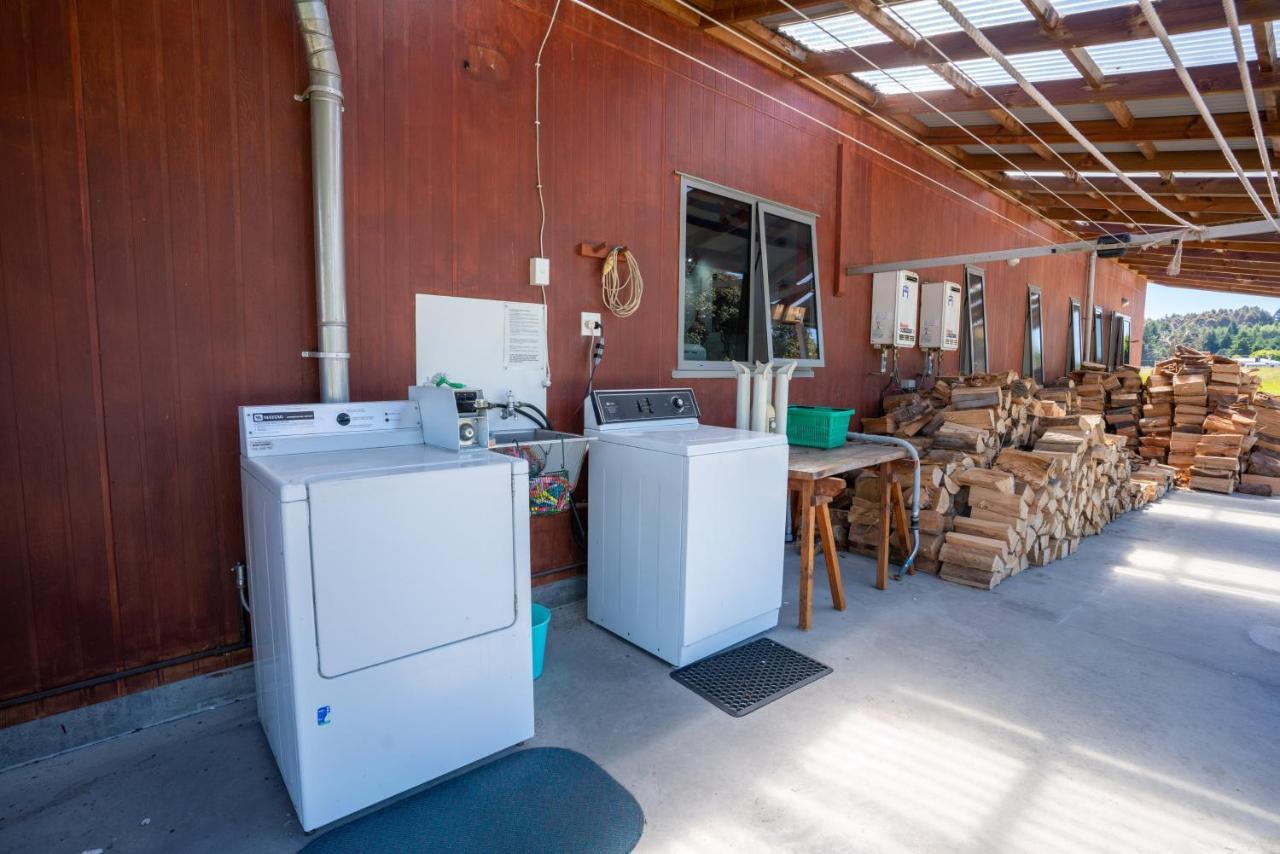 Bob & Maxines Backpackers Hostel Te Anau Ngoại thất bức ảnh